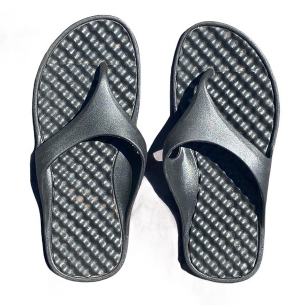 Black flip flops size medium unbranded